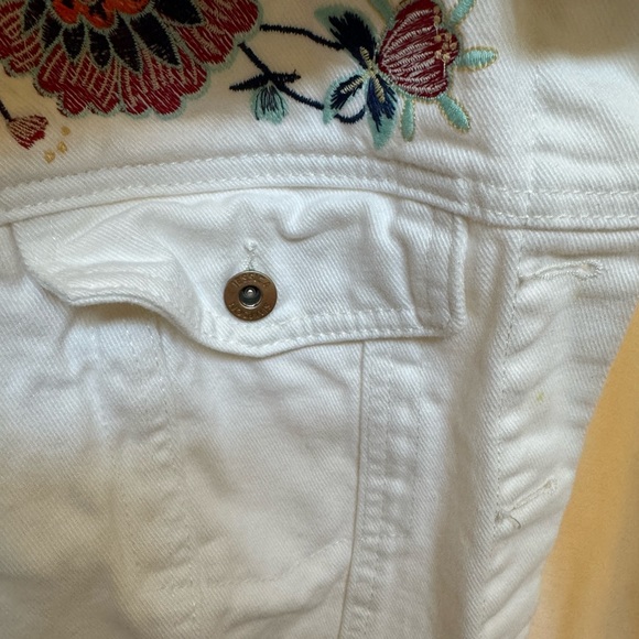 Jessica Simpson Crop White Denim Jacket Embroidered Frayed Hem – Size 1X - Picture 10 of 12